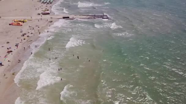 Vista Aérea Litoral Com Praia Mar Com Ondas — Vídeo de Stock