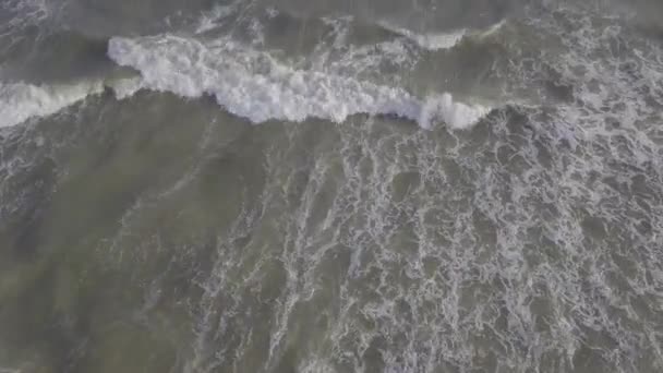 Vista Aérea Costa Con Una Playa Mar Con Olas — Vídeos de Stock