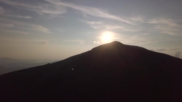 Ηλιοβασίλεμα Στα Βουνά Μια Πανοραμική Θέα — Αρχείο Βίντεο
