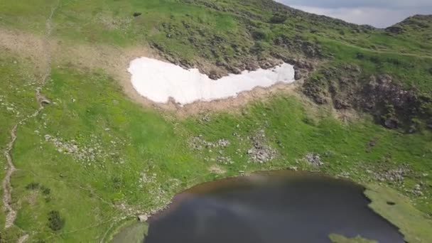 Fågelperspektiv Highland Sjön Nesamovyte Och Berg Landskap Karpaterna Ukraina — Stockvideo