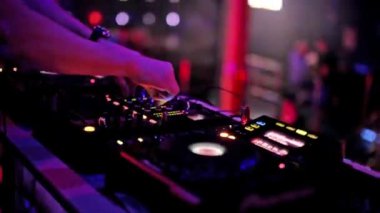 Ellerinde bir müzik karıştırıcı bir gece kulübünde DJ çalış