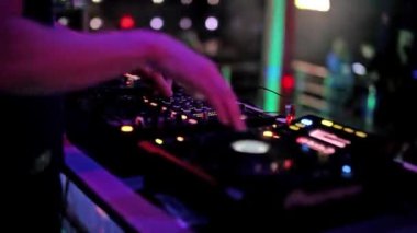 Ellerinde bir müzik karıştırıcı bir gece kulübünde DJ çalış