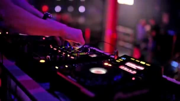 Suona Con Mani Mixer Musicale Nightclub — Video Stock