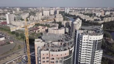 Üstten Görünüm Dnieper Nehri dolgu üzerinde bina konut yüksek katlı inşaat sitenin. Kiev Ukrayna