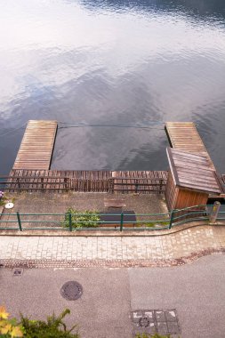 Ahşap dock teknelerde şehrin Hallstat, Avusturya.
