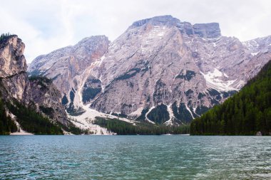 Alp Dağları göle, Lago Di Braies yüksek kar ile akıntısı.