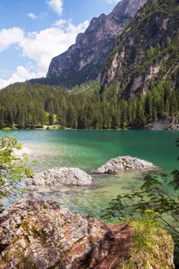 Alp Dağları gölde arka plan üzerinde büyük taşlar.