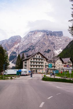 Lago Di Braies, İtalya - 1 Haziran 2018: Alpler yakınındaki Hotel