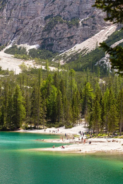 Lago Di Braies, Olaszország - 2018 június 1: Kilátás a kristálytiszta tó az emberek a strandon — Stock Fotó