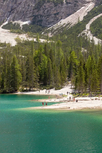 Лаго ді Braies (Італія)-1 червня 2018: Вид на кришталево чисте озеро з людьми на пляжі — стокове фото