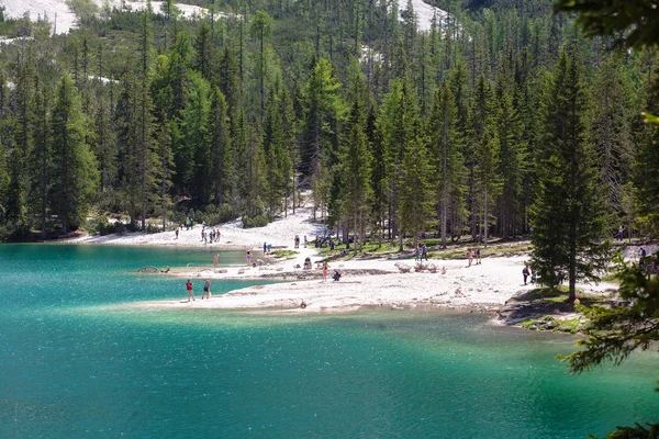 Lago Di Braies, Olaszország - 2018 június 1: Kilátás a kristálytiszta tó az emberek a strandon — Stock Fotó