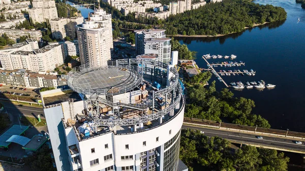 Bovenaanzicht van de bouwplaats van een residentiële hoogbouw Voortbouwend op Dnjepr rivier — Stockfoto