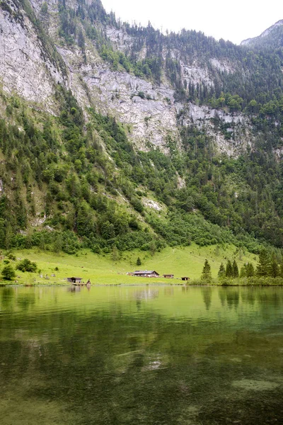 Σπίτι στην ακτή της μια μεγάλη λίμνη Konigssee με στις Άλπεις — Φωτογραφία Αρχείου