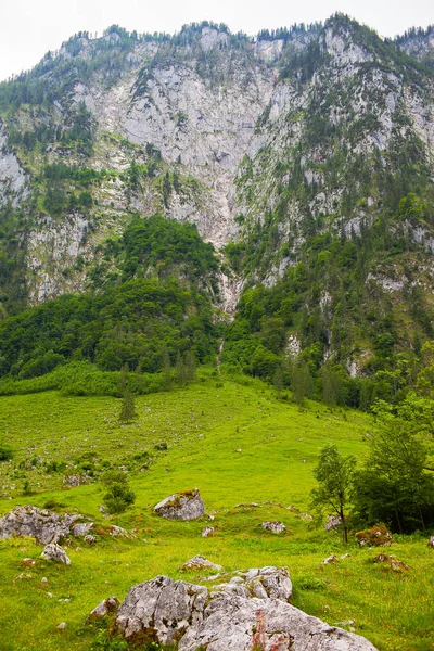 Vista das grandes montanhas de pedra nos Alpes — Fotografia de Stock