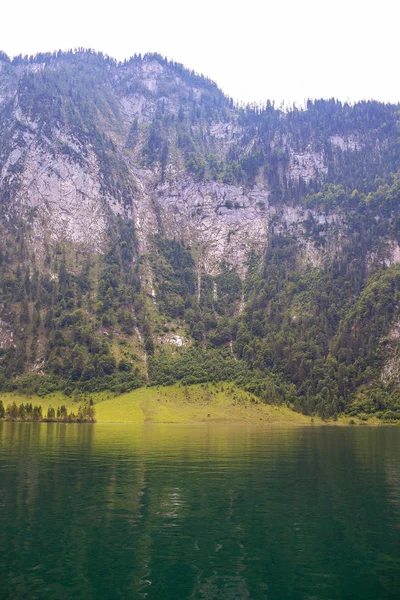Gunung batu besar di Pegunungan Alpen di Danau Konigssee — Stok Foto