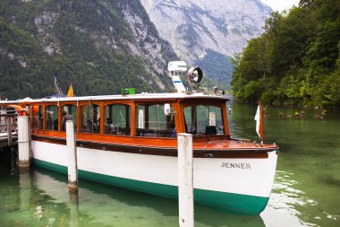 Konigssee Lake, Almanca - 29 Mayıs 2018: Dağ gölü Konigssee göl kenarında Alpleri'nde iskelede adlı tekne palamarla