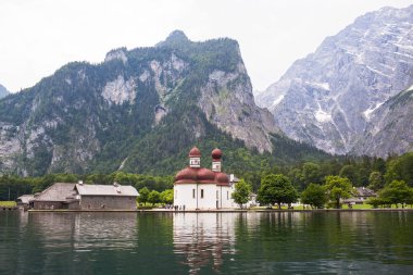 Konigssee Lake, Almanca - 29 Mayıs 2018: Ahşap dock teknelerde bir tapınak ve dağ içinde belgili tanımlık geçmiş