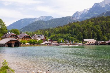 Konigssee Lake, Almanca - 29 Mayıs 2018: Ahşap rıhtım gölde tekne için