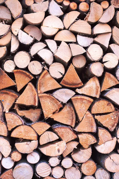 Bellamente plegados bloques de madera se encuentran bajo un dosel — Foto de Stock
