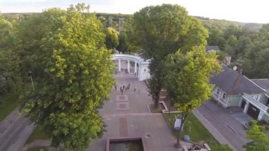 Jitomir, Ukrayna - 08 Temmuz 2016: Central park, Zhitomir city Mall bir çeşme ile