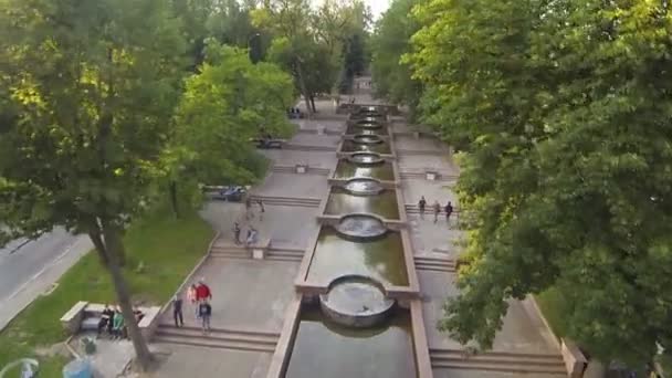 日托米尔 乌克兰 2016 中央公园的大草坪上的喷泉与日托米尔市 — 图库视频影像