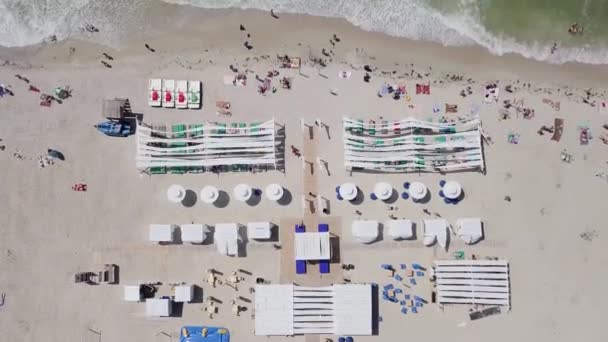 Luftaufnahme Der Küste Mit Strand Und Meer Mit Wellen Oben — Stockvideo