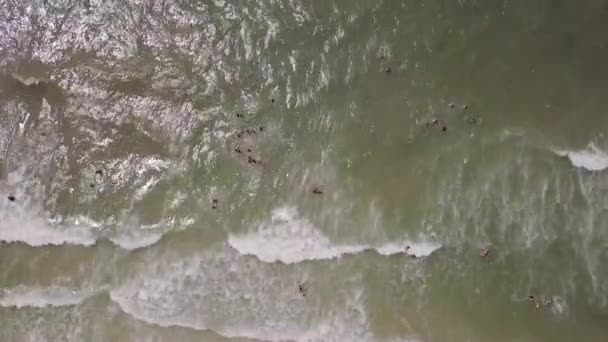 Vue aérienne du littoral avec plage et mer avec vagues - sommet 