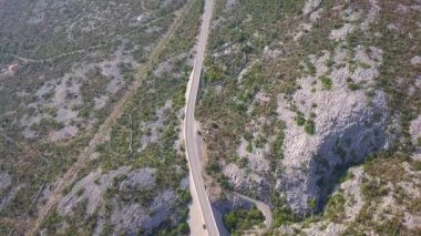 Hırvatistan dağ yolu havadan görünümü