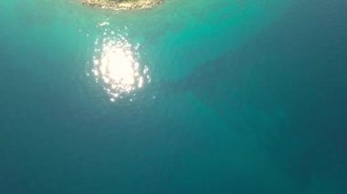 Kristal berraklığında su kapalı kıyı şeridi inisland Krk, Hırvatistan havadan görünümü