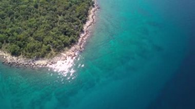 Kristal berraklığında su kapalı kıyı şeridi inisland Krk, Hırvatistan havadan görünümü
