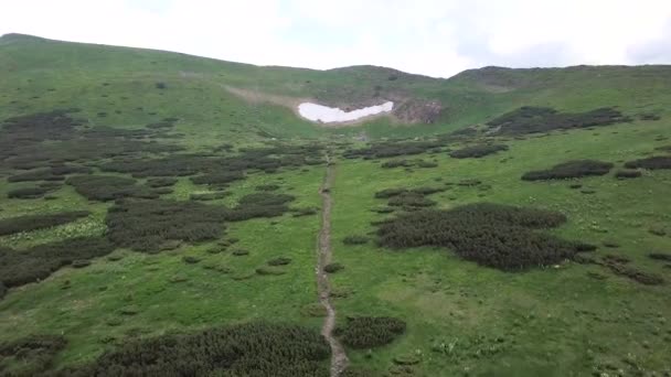 Turisti Sul Lago Montuoso Nesamovite Nei Carpazi Vista Volo Uccello — Video Stock