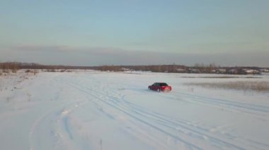 Kiev, Ukrayna - 13 Ekim 2018: Retro araba kırmızı bir alan karda sürmek