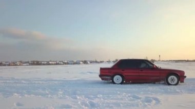 Kiev, Ukrayna - 13 Ekim 2018: Retro araba kırmızı bir alan karda sürmek