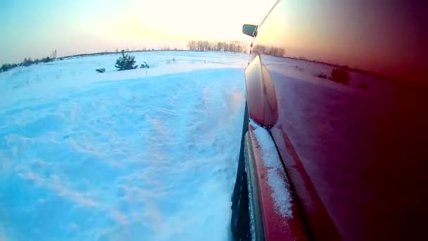 Aparat Jest Lewym Skrzydle Samochodu Która Dryfuje Śniegu Zimie — Wideo stockowe