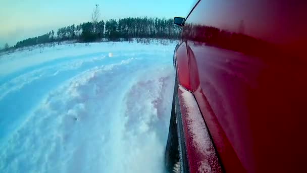 Aparat Jest Lewym Skrzydle Samochodu Która Dryfuje Śniegu Zimie — Wideo stockowe