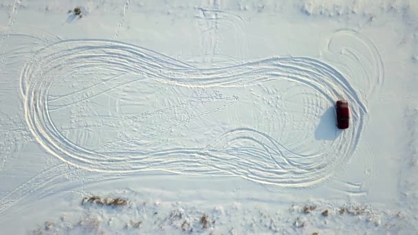 Стара Червона Машина Дрейфує Взимку Знімальному Майданчику Малює Символ Восьми — стокове відео