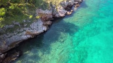 Kristal berraklığında su kapalı kıyı şeridi inisland Krk, Hırvatistan havadan görünümü