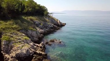 Kristal berraklığında su kapalı kıyı şeridi inisland Krk, Hırvatistan havadan görünümü