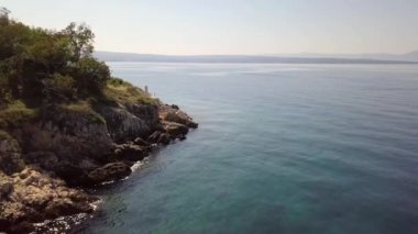 Kristal berraklığında su kapalı kıyı şeridi inisland Krk, Hırvatistan havadan görünümü