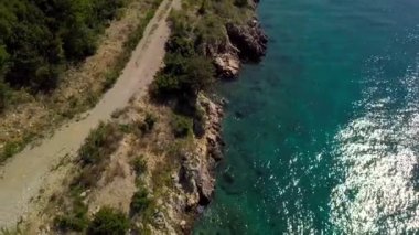 Kristal berraklığında su kapalı kıyı şeridi inisland Krk, Hırvatistan havadan görünümü