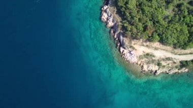 Kristal berraklığında su kapalı kıyı şeridi inisland Krk, Hırvatistan havadan görünümü