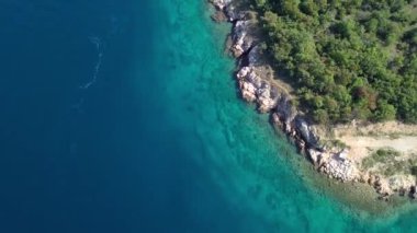 Kristal berraklığında su kapalı kıyı şeridi inisland Krk, Hırvatistan havadan görünümü