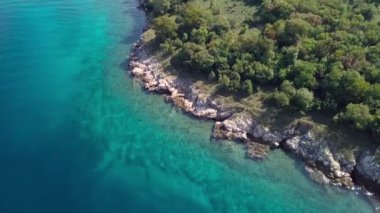 Kristal berraklığında su kapalı kıyı şeridi inisland Krk, Hırvatistan havadan görünümü