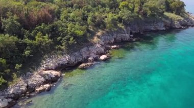Kristal berraklığında su kapalı kıyı şeridi inisland Krk, Hırvatistan havadan görünümü