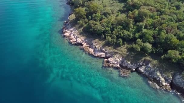 海岸線 Inisland クルク島 クロアチアに透き通った水の空撮 — ストック動画