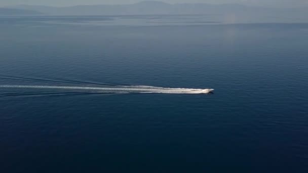 Vue aérienne - voiles de bateau à moteur à la mer 