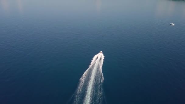 Vue aérienne - voiles de bateau à moteur à la mer 