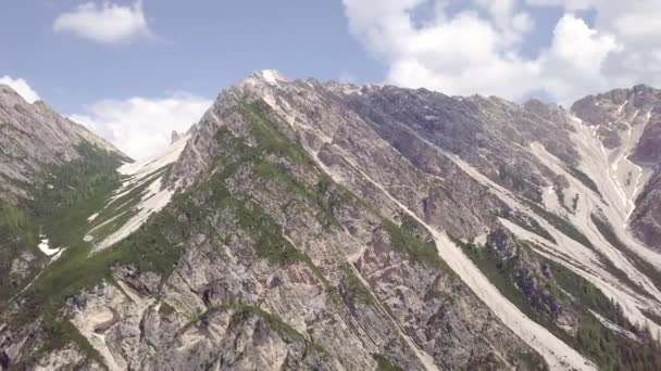 Luchtfoto Van Modderstroom Met Sneeuw Hoog Het Alpengebergte — Stockvideo