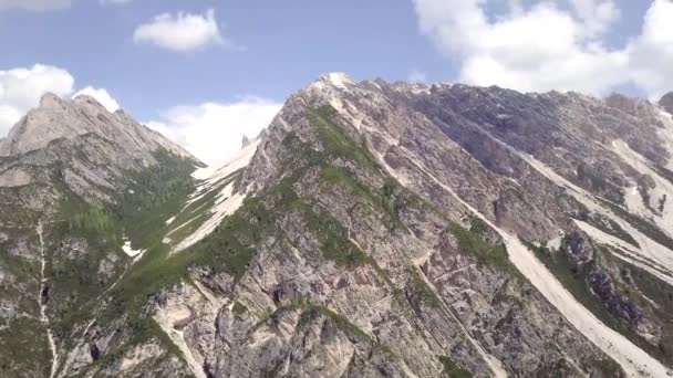 Luchtfoto Van Modderstroom Met Sneeuw Hoog Het Alpengebergte — Stockvideo