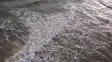 Bir plaj sahil şeridine ve deniz dalgaları ile havadan görünümü